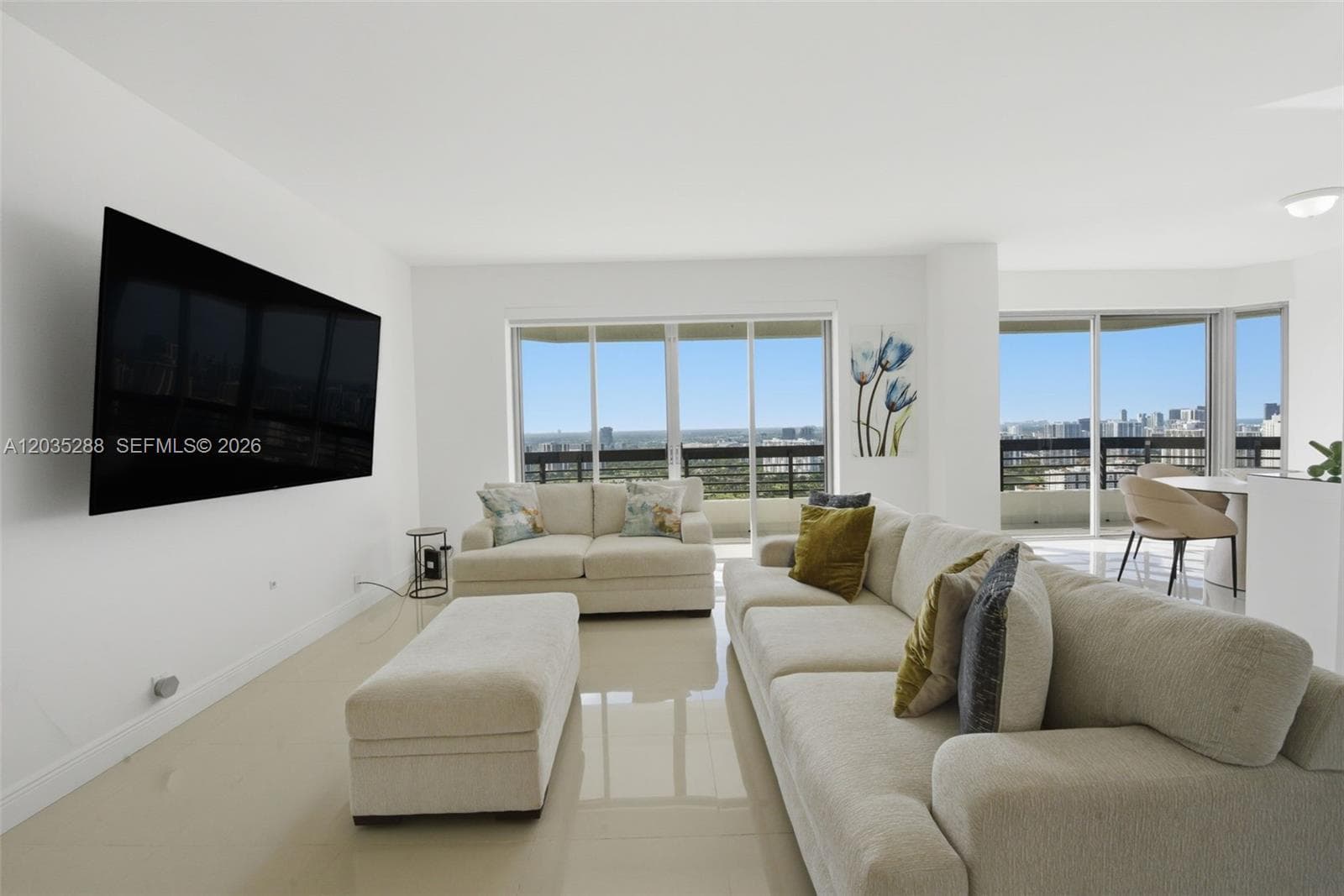 3500 Mystic Pointe Dr PH5 photo 4