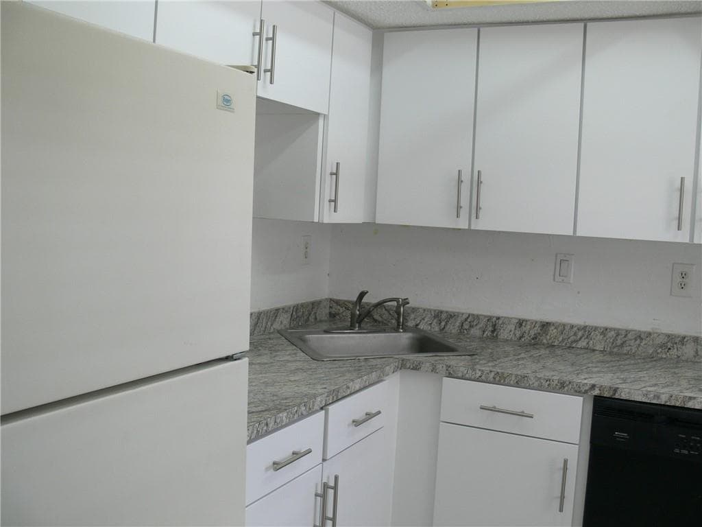 9374 SW 3rd Street 707 photo 8