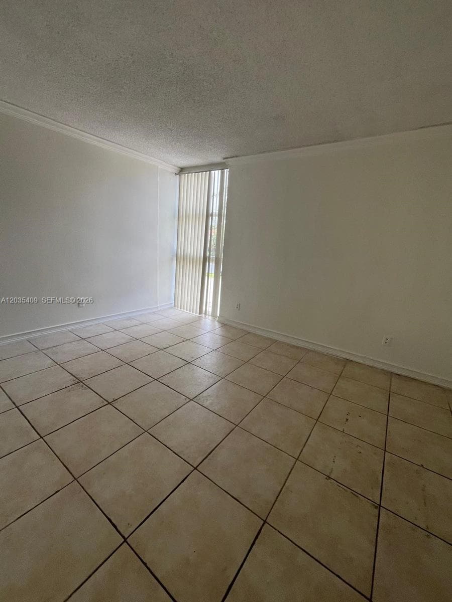 2075 NE 164th St 204 photo 22