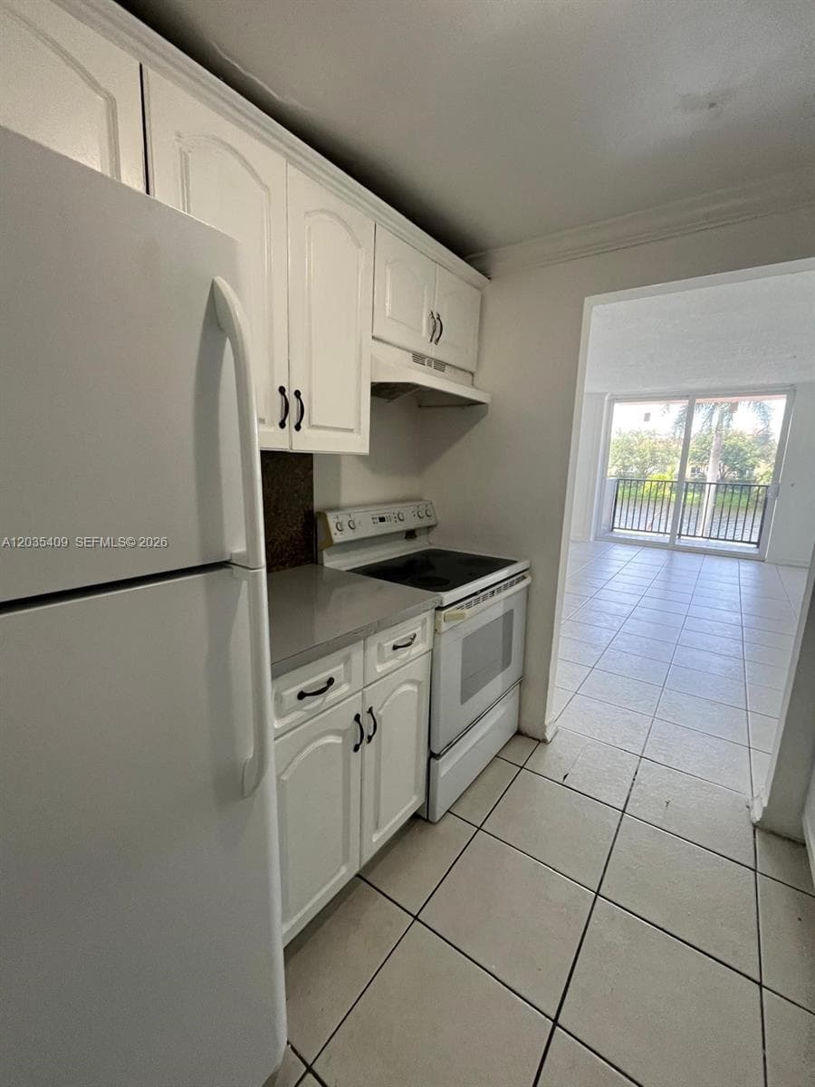 2075 NE 164th St 204 photo 1