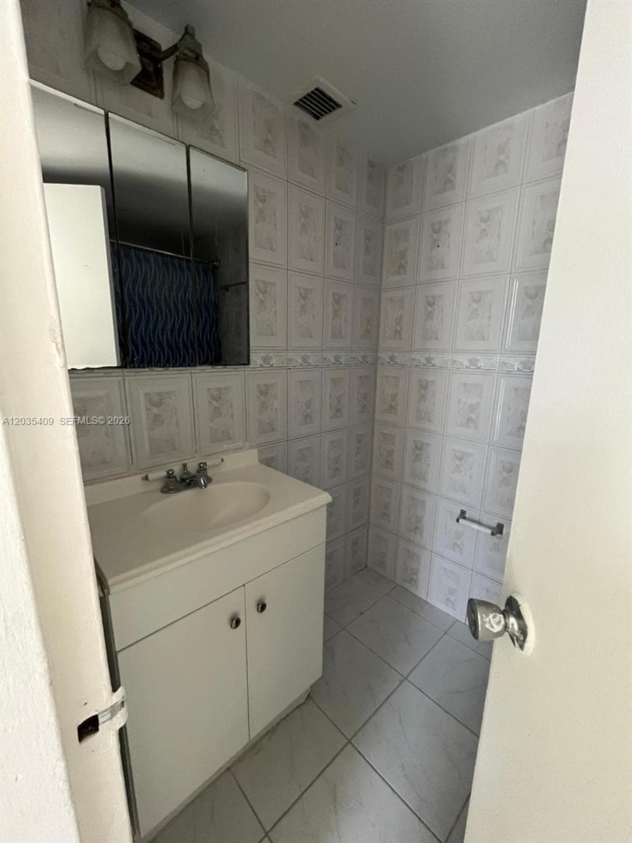 2075 NE 164th St 204 photo 14