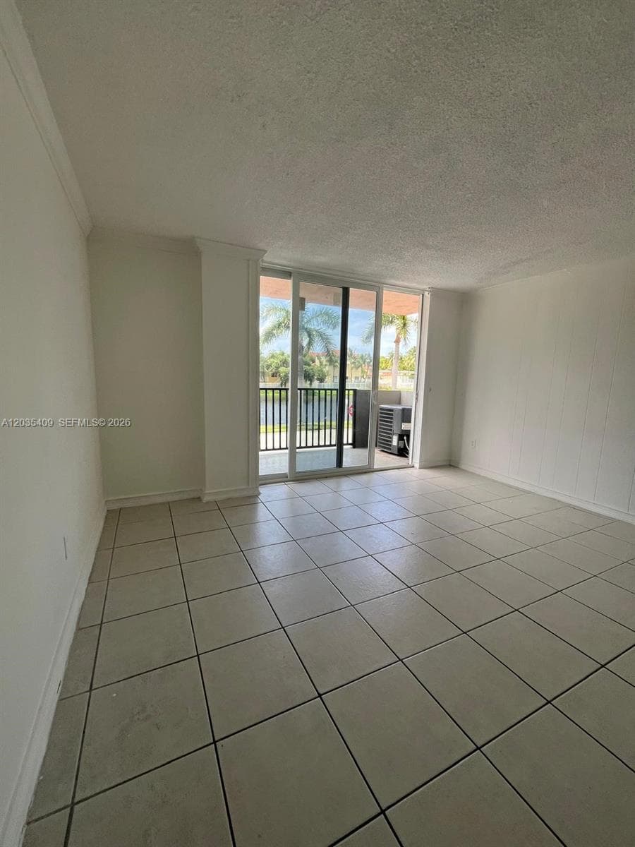 2075 NE 164th St 204 photo 18