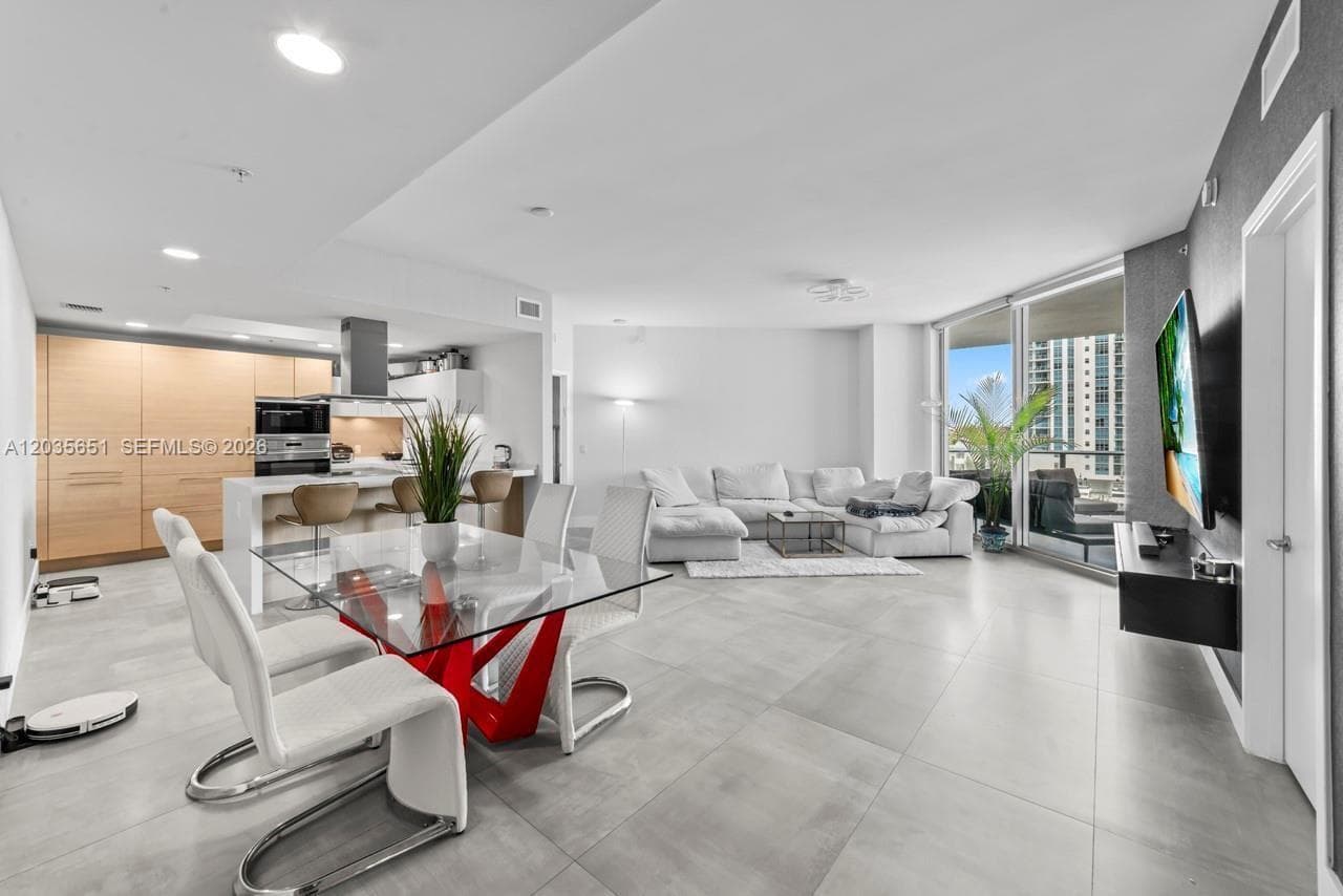 17111 Biscayne Blvd 503 photo 2