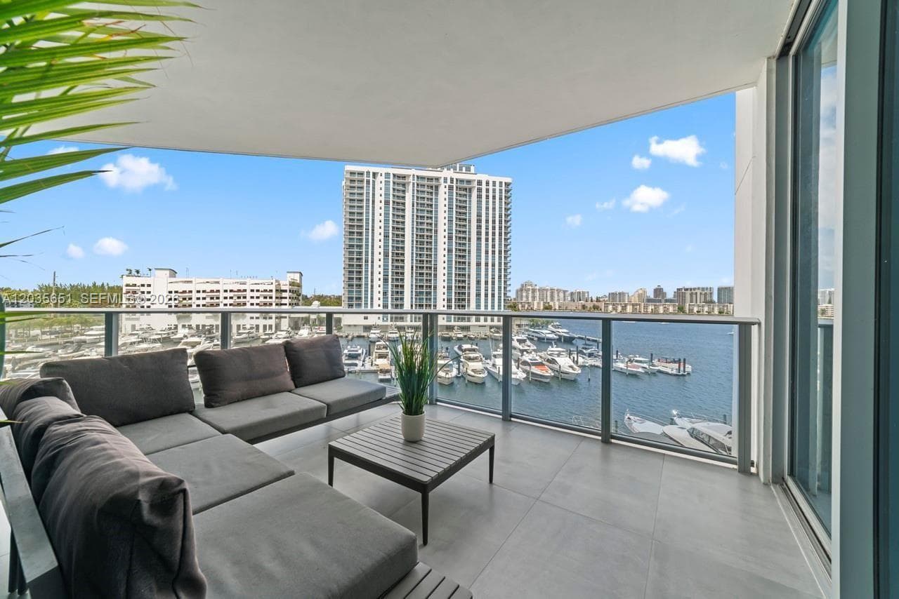17111 Biscayne Blvd 503 photo 1