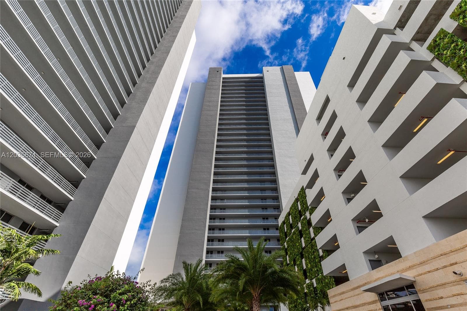 16385 Biscayne Blvd 1805 photo 1