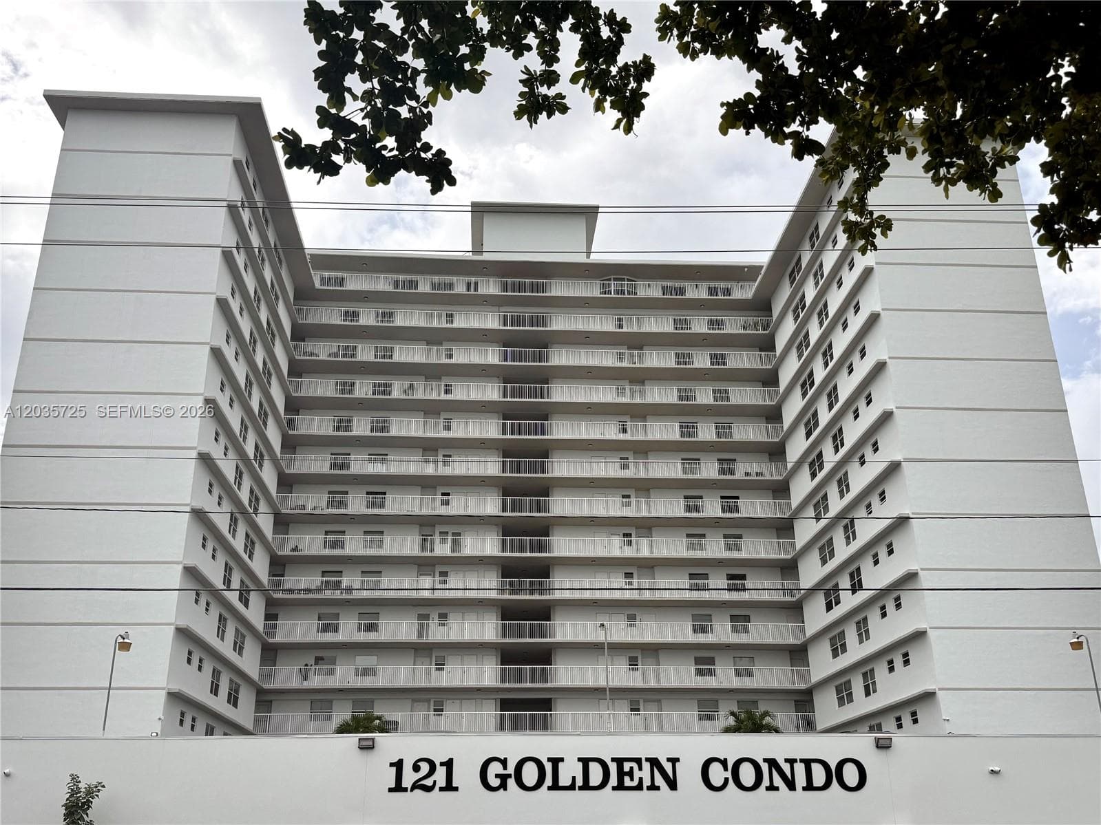 121 Golden Isles Dr 904 photo 3