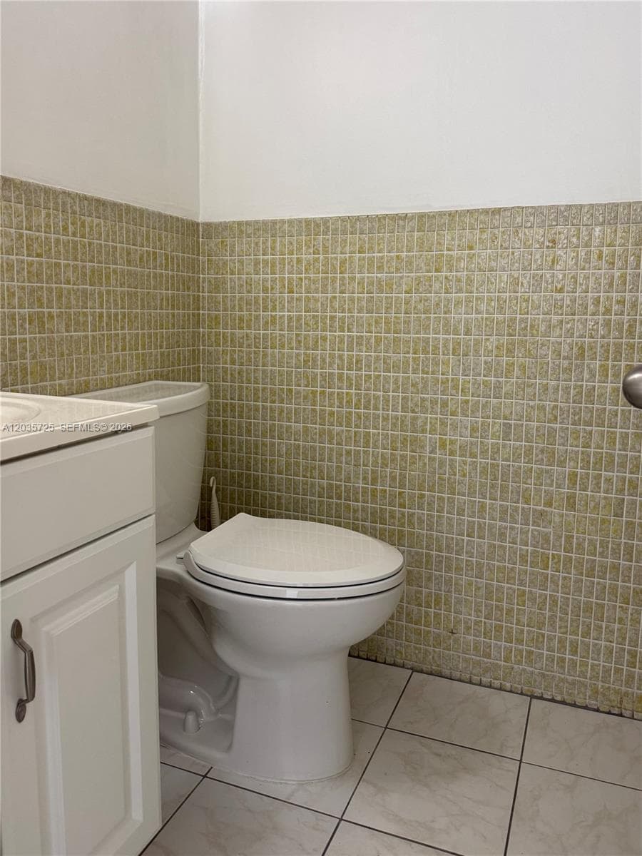 121 Golden Isles Dr 904 photo 9