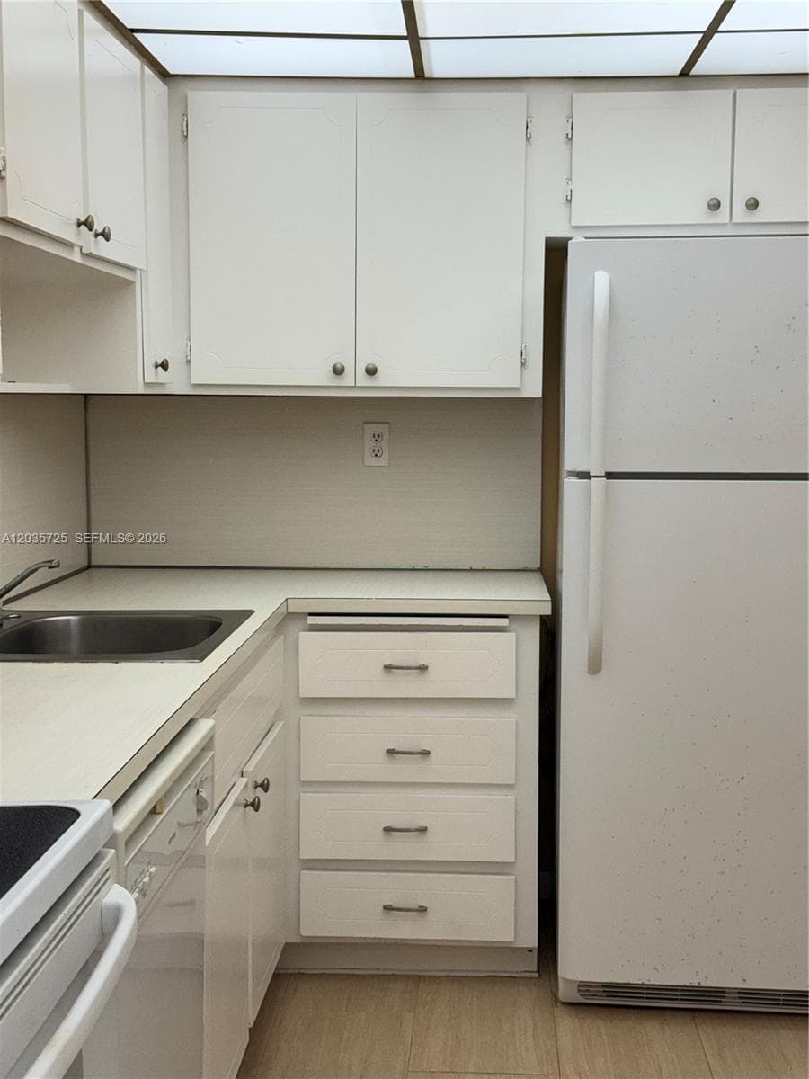 121 Golden Isles Dr 904 photo 8
