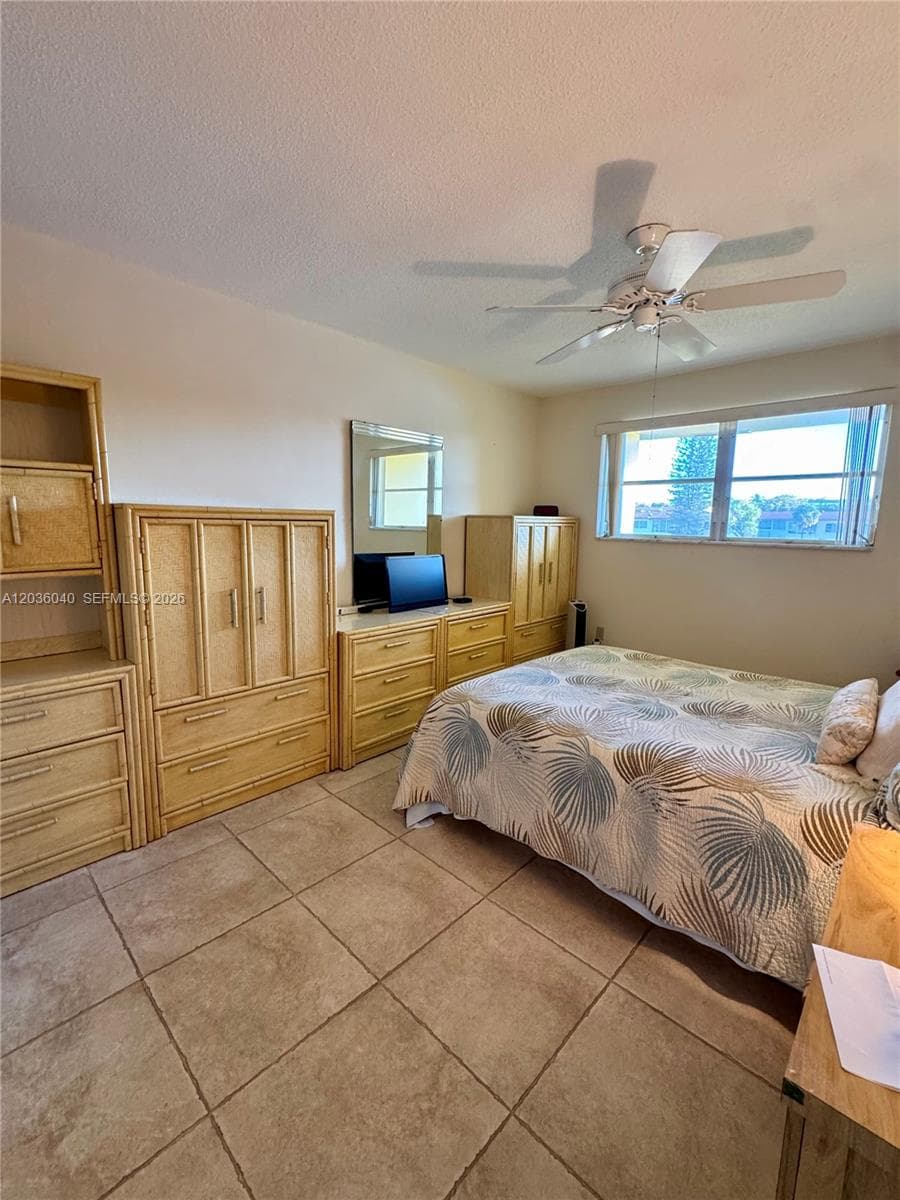 2940 NE 203rd St C-213 photo 3