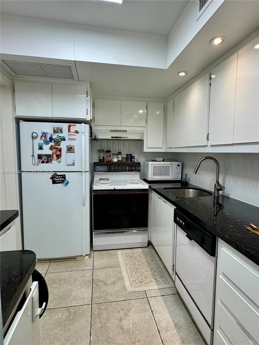 2940 NE 203rd St C-213 photo 1