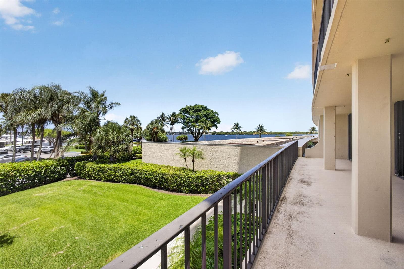 136 Lakeshore Drive photo 2