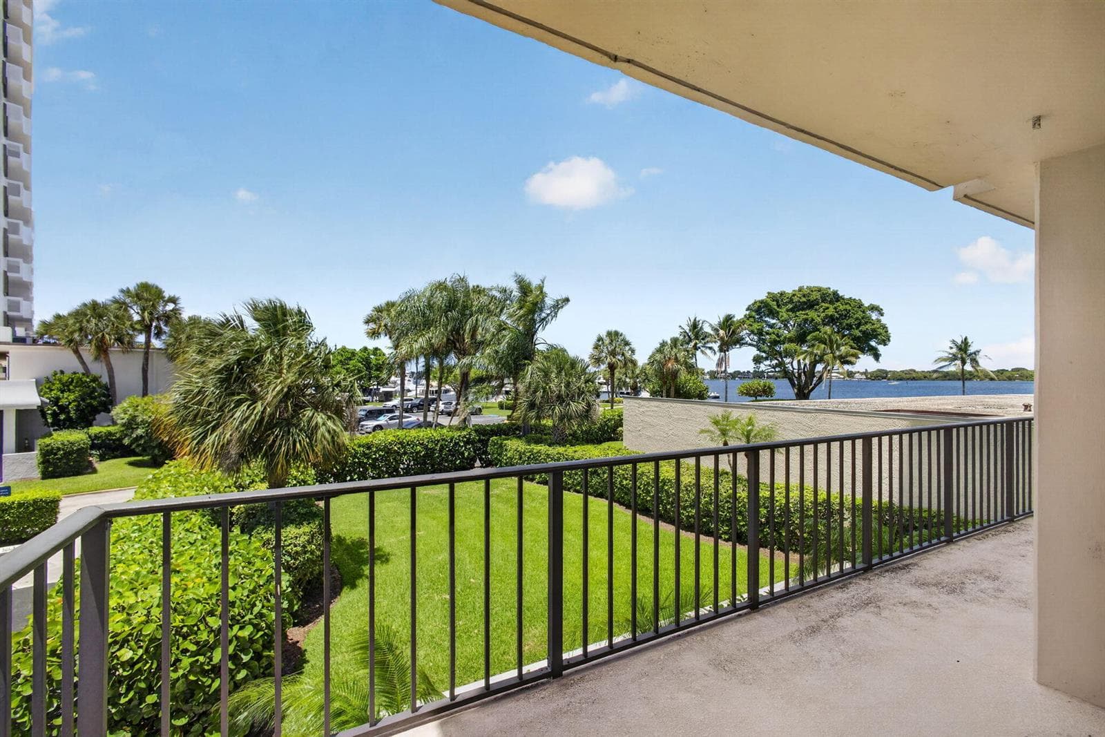 136 Lakeshore Drive photo 1