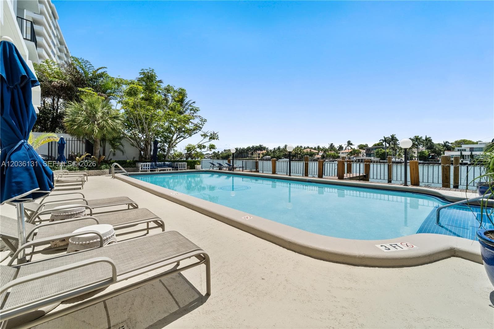 5640 Collins Ave 4D photo 23