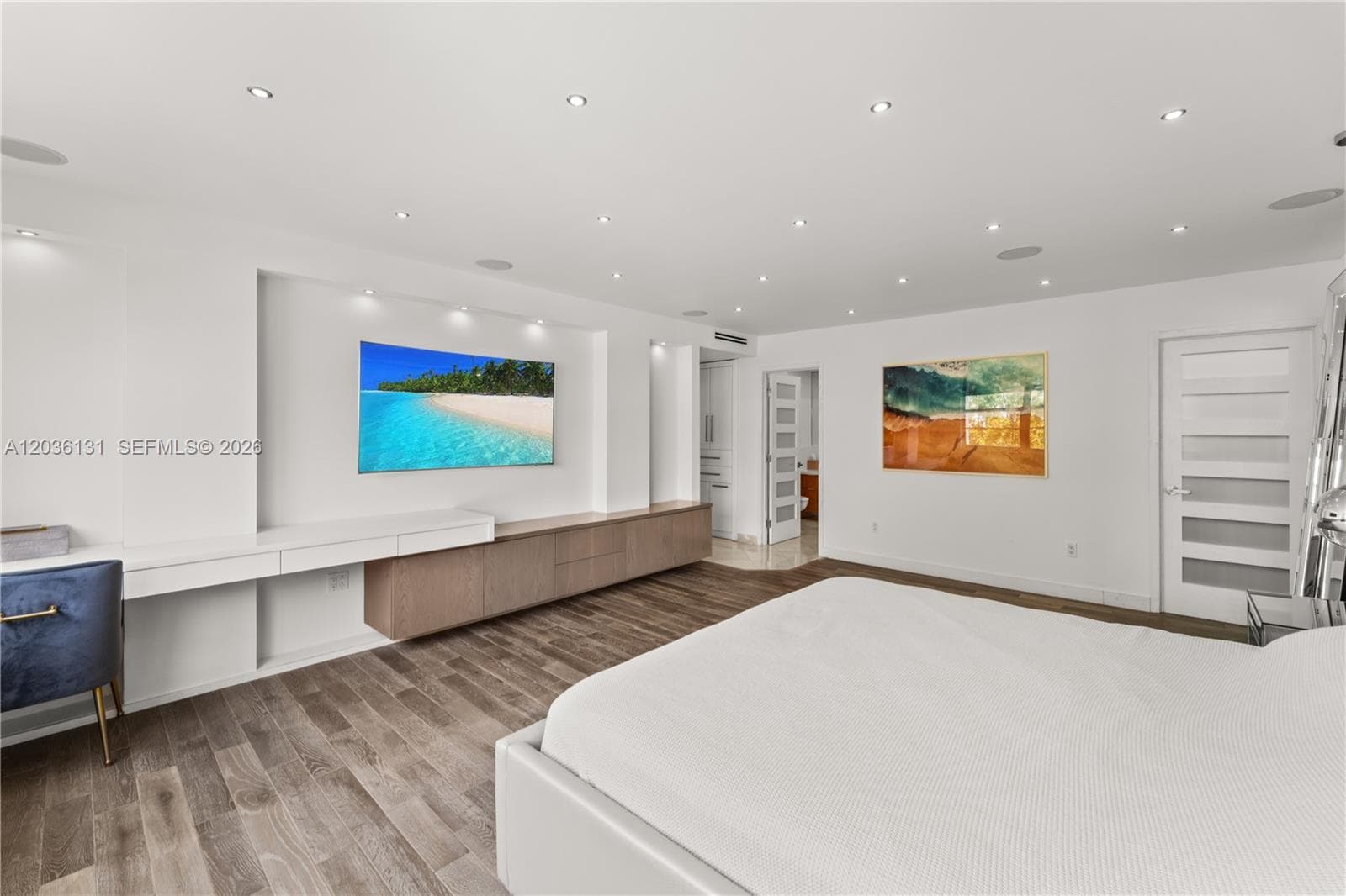 5640 Collins Ave 4D photo 11