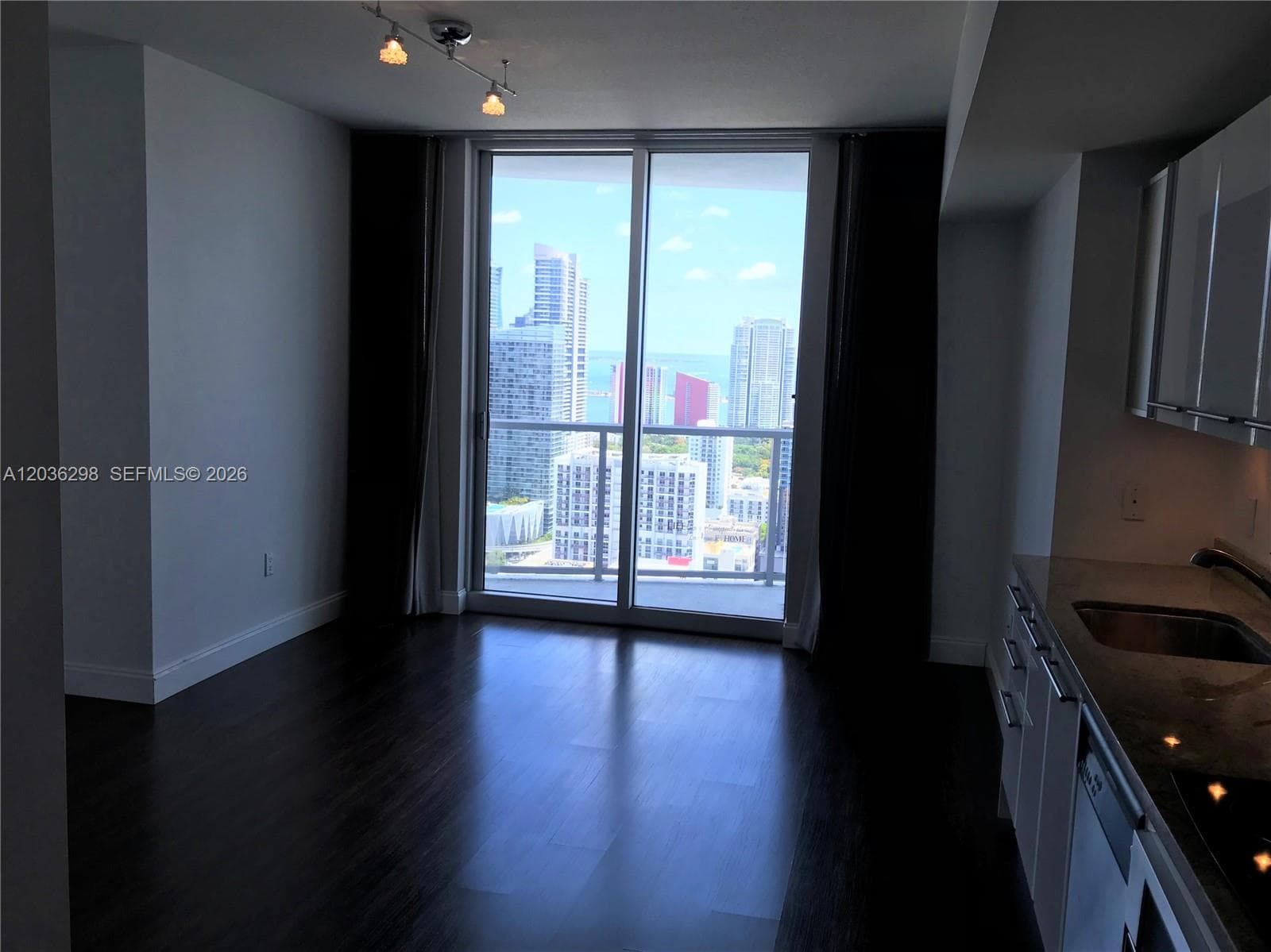 185 SW 7th St 3806 photo 7
