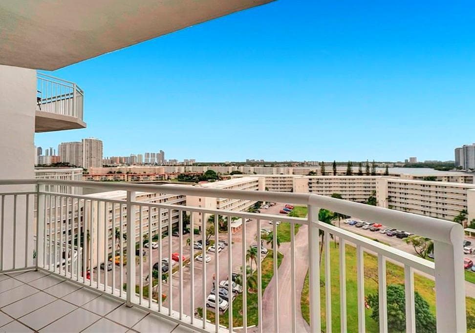 18031 Biscayne Boulevard 1004 photo 5