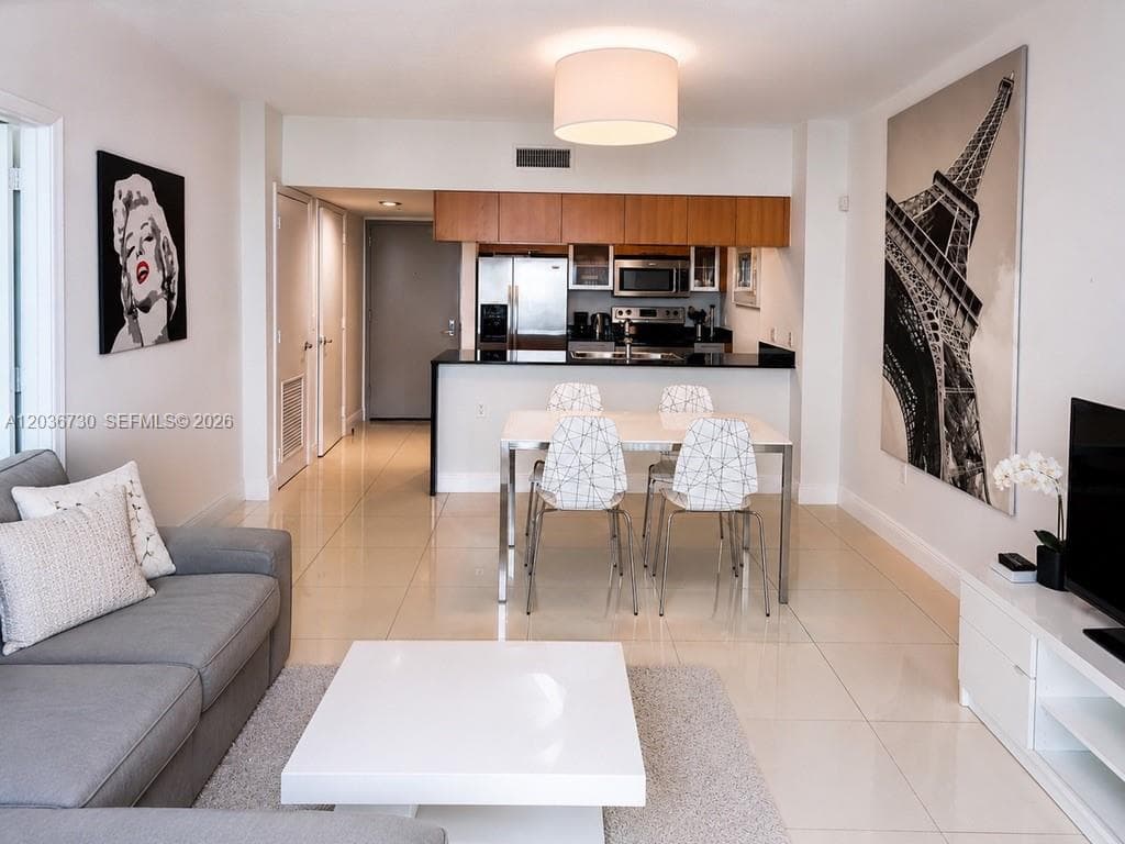 1750 N Bayshore Dr 3811 photo 3