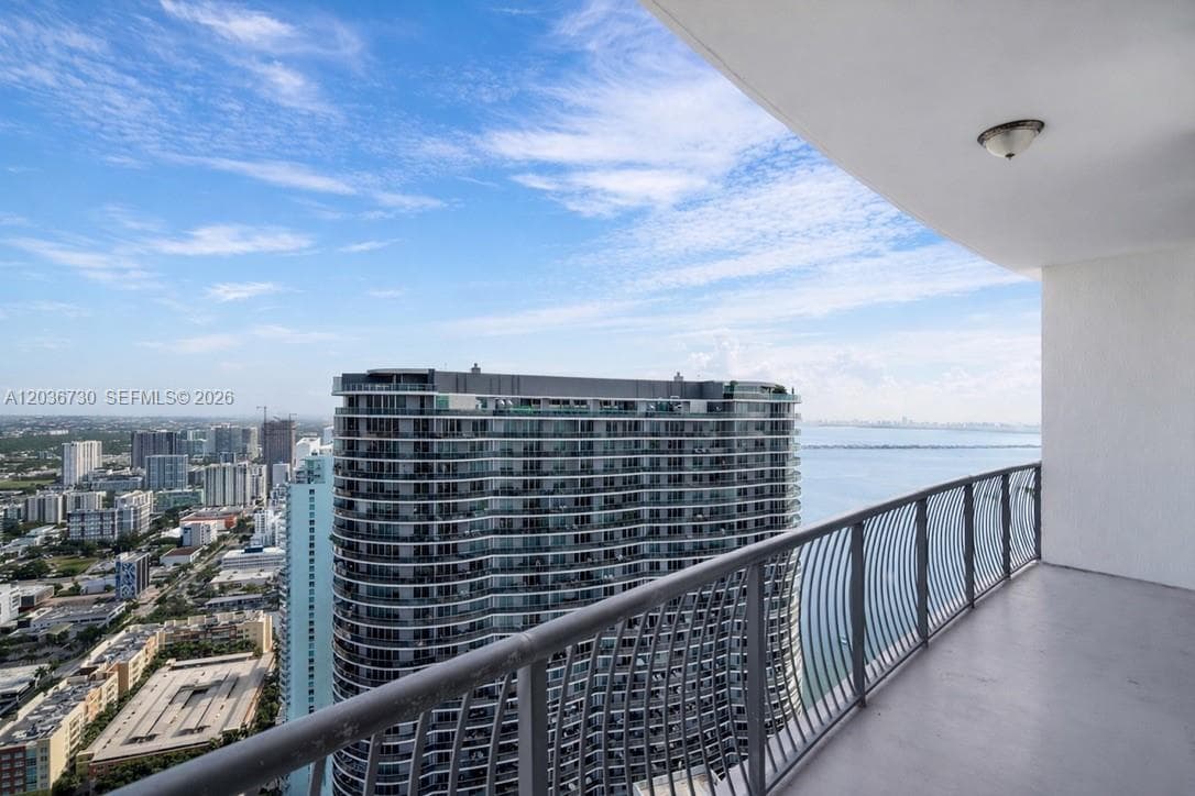 1750 N Bayshore Dr 3811 photo 4