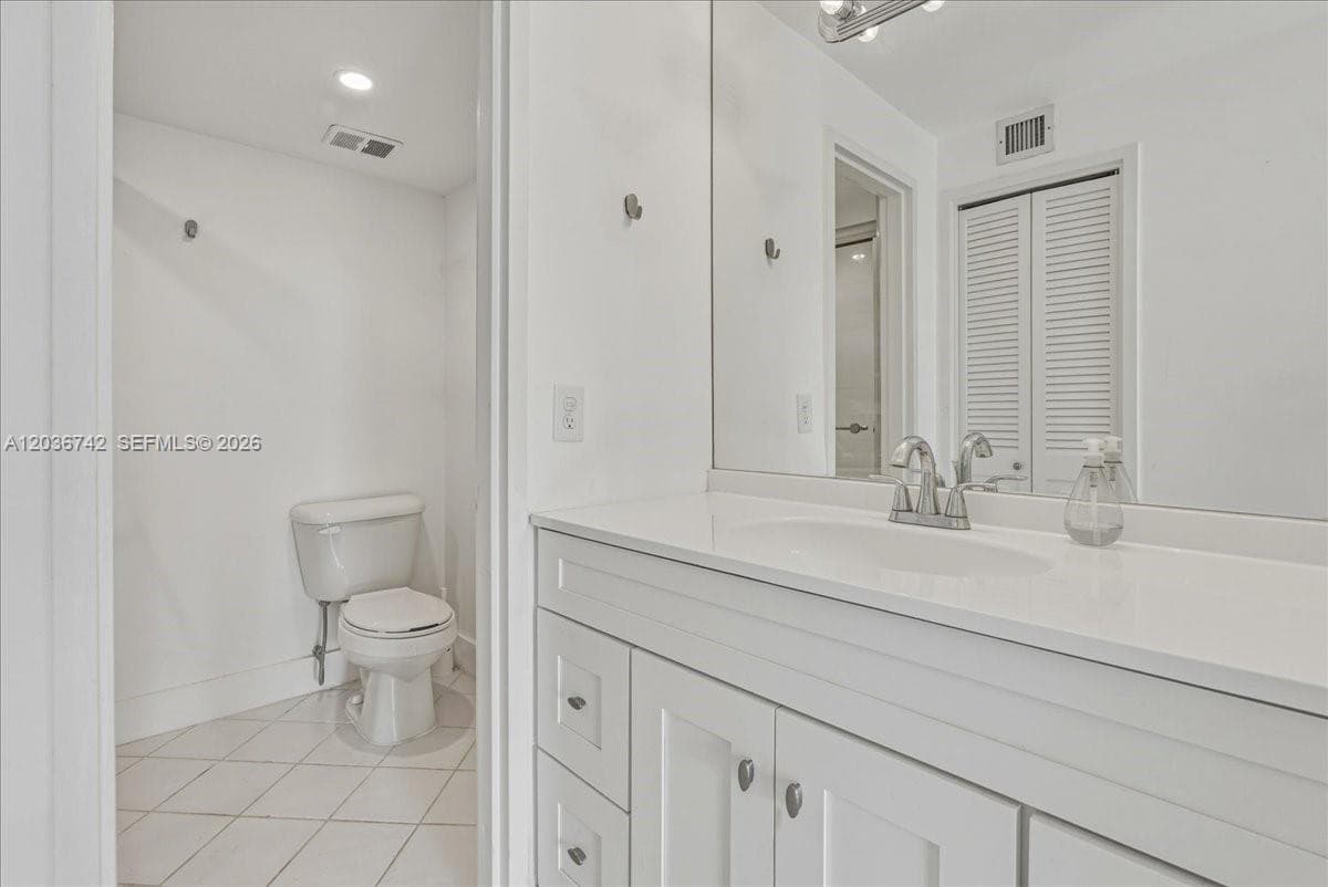9381 E Bay Harbor Dr 404S photo 21