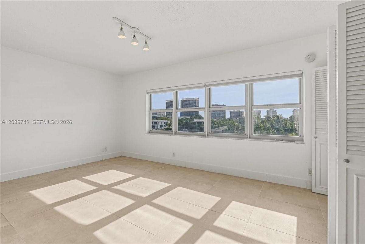 9381 E Bay Harbor Dr 404S photo 18