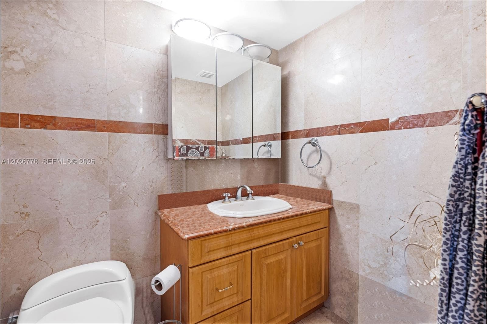 7601 E Treasure Dr 1924 photo 14