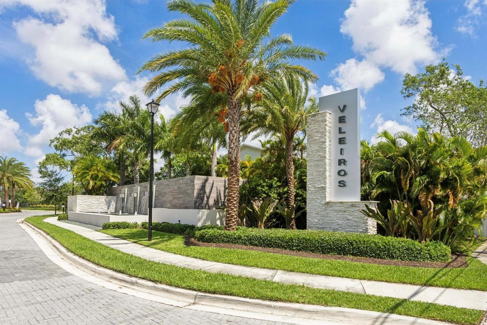 1070 Veleiros Boulevard photo 3