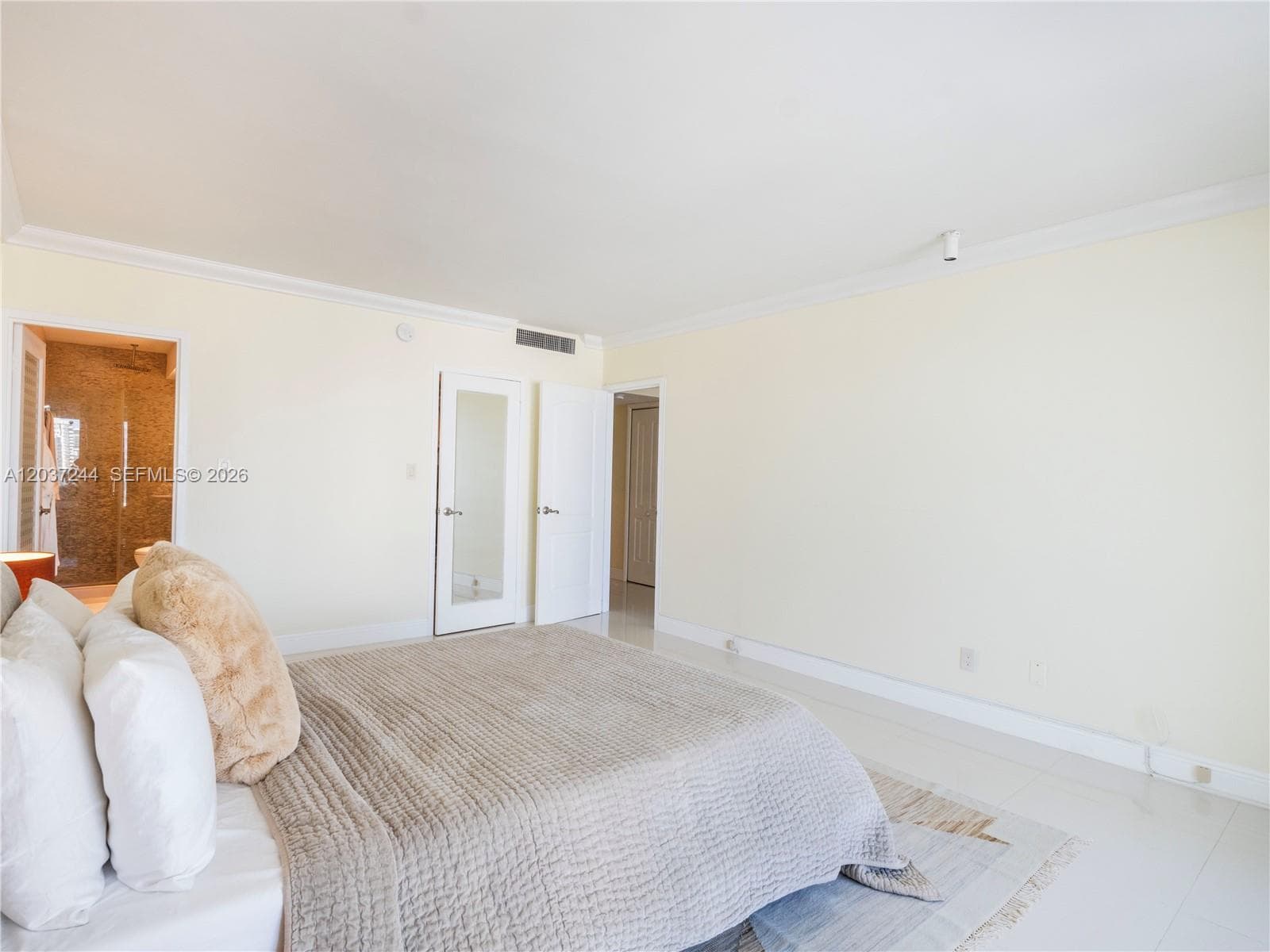5401 Collins Ave 1013 photo 13