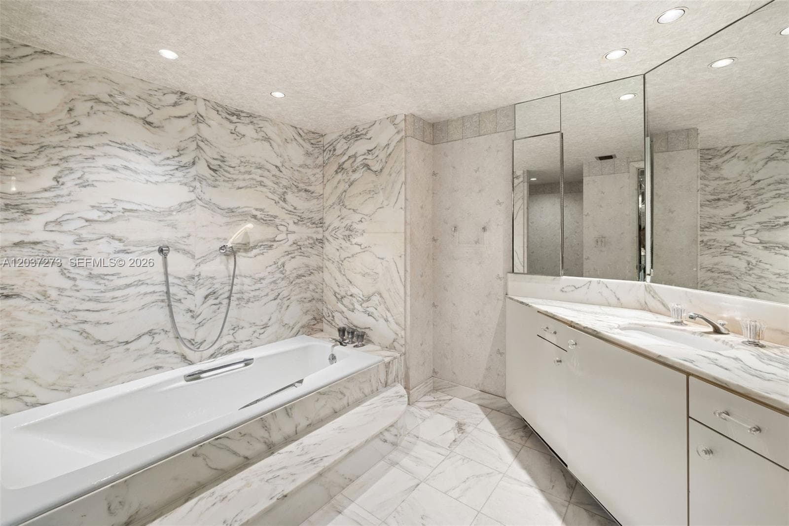 5500 Collins Ave 1401 photo 17