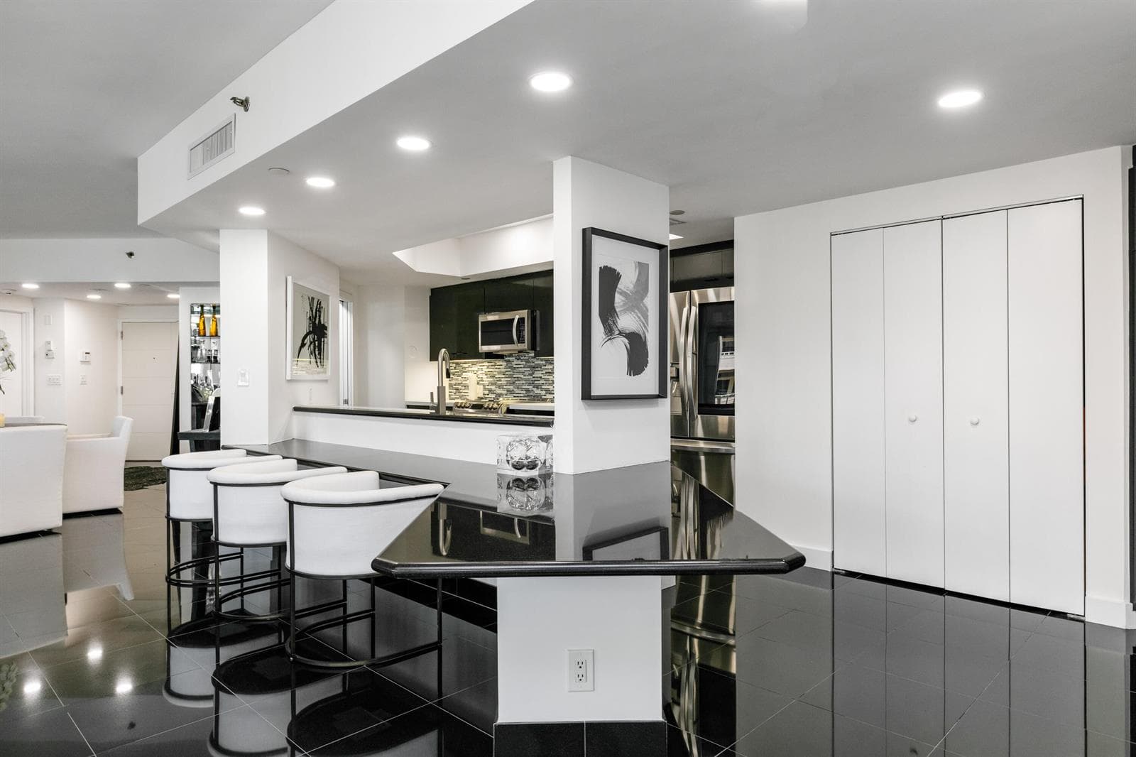 300 SE 5th Avenue 6050 photo 8