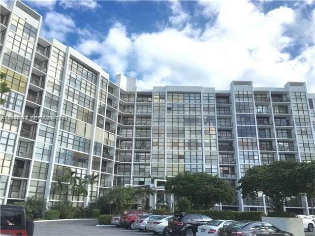 800 Parkview Dr 1018 photo 2