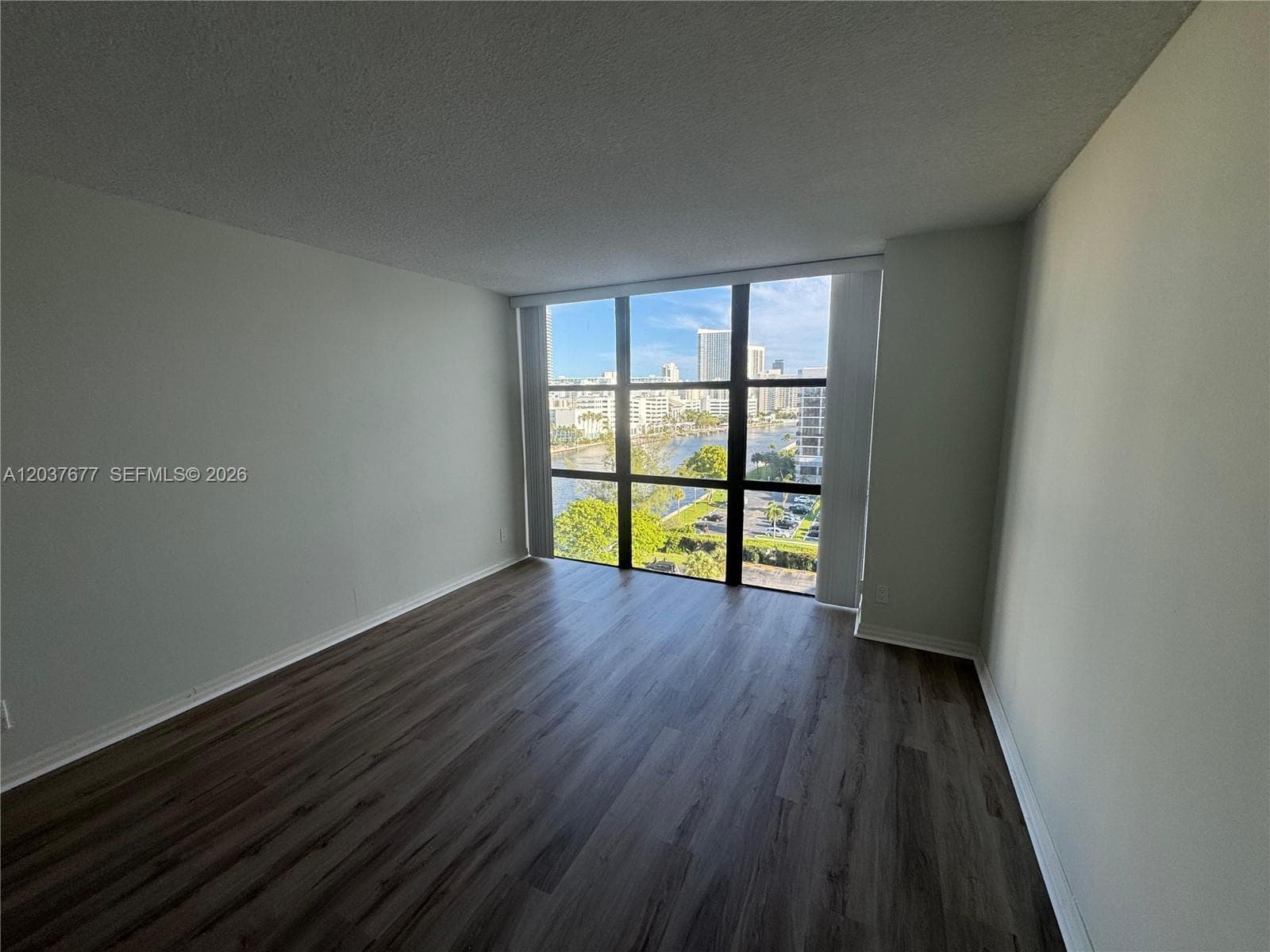 800 Parkview Dr 1018 photo 9