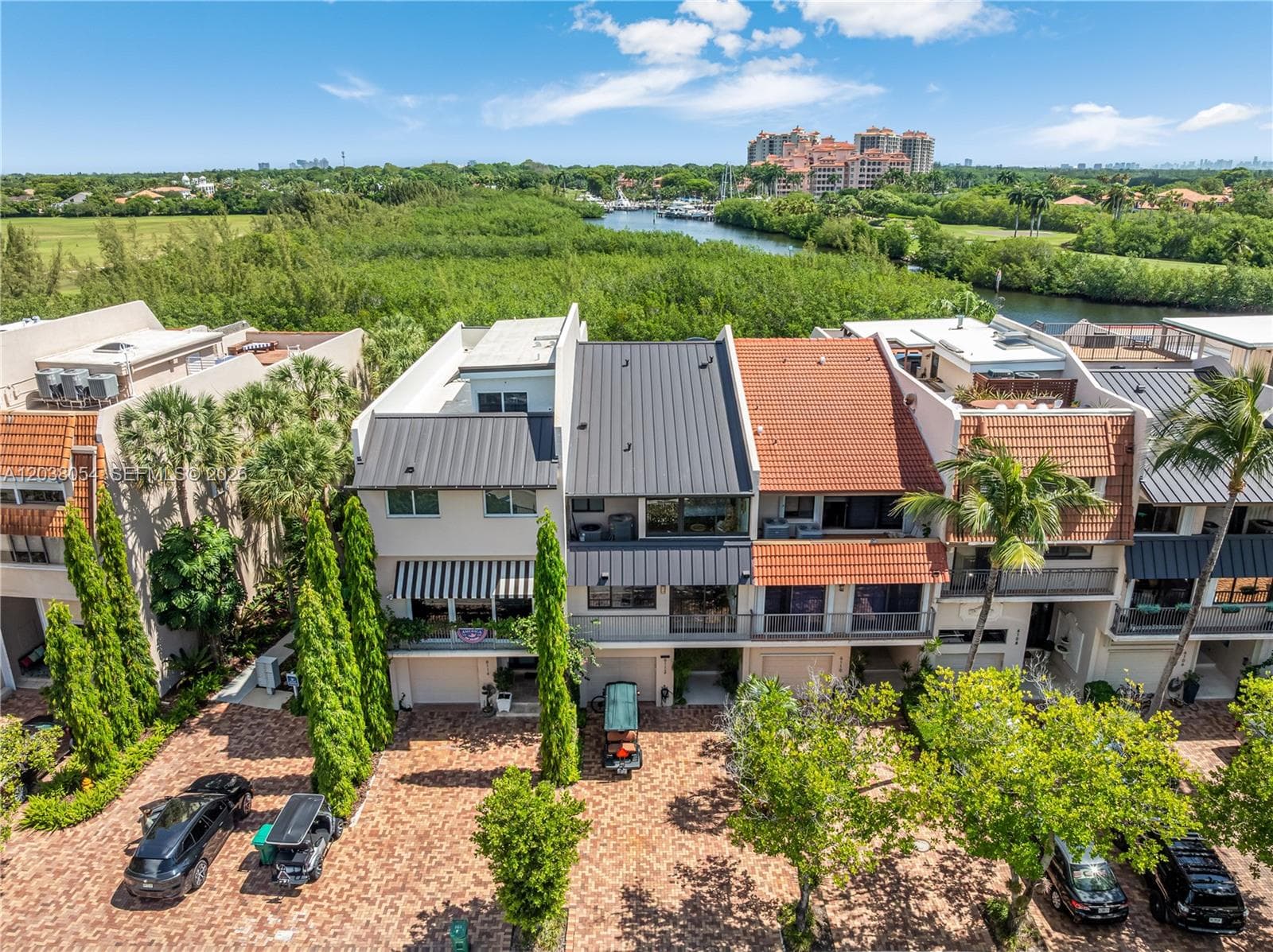 6112 Paradise Point Dr photo 2