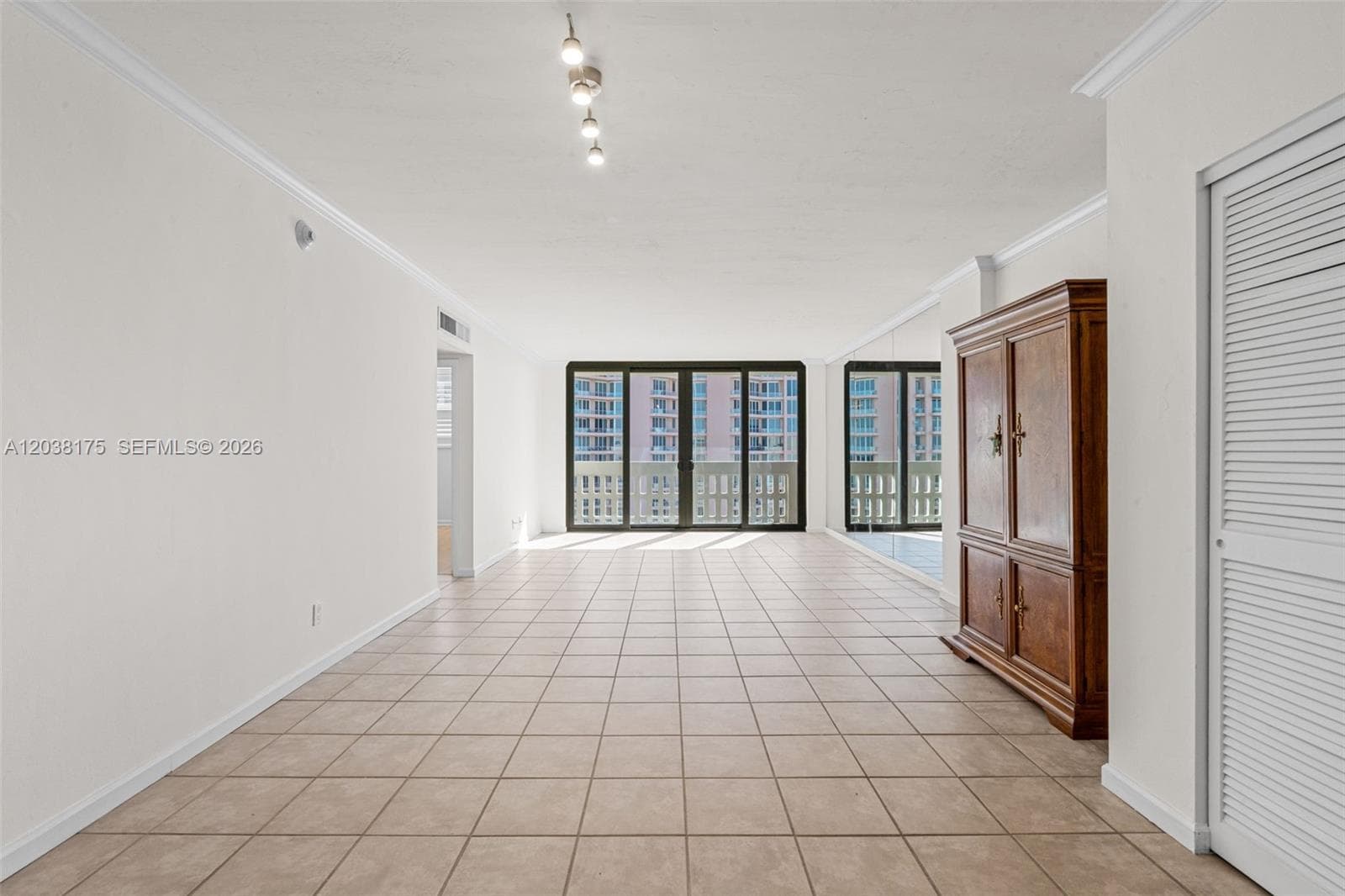 90 Edgewater Dr 1216 photo 6