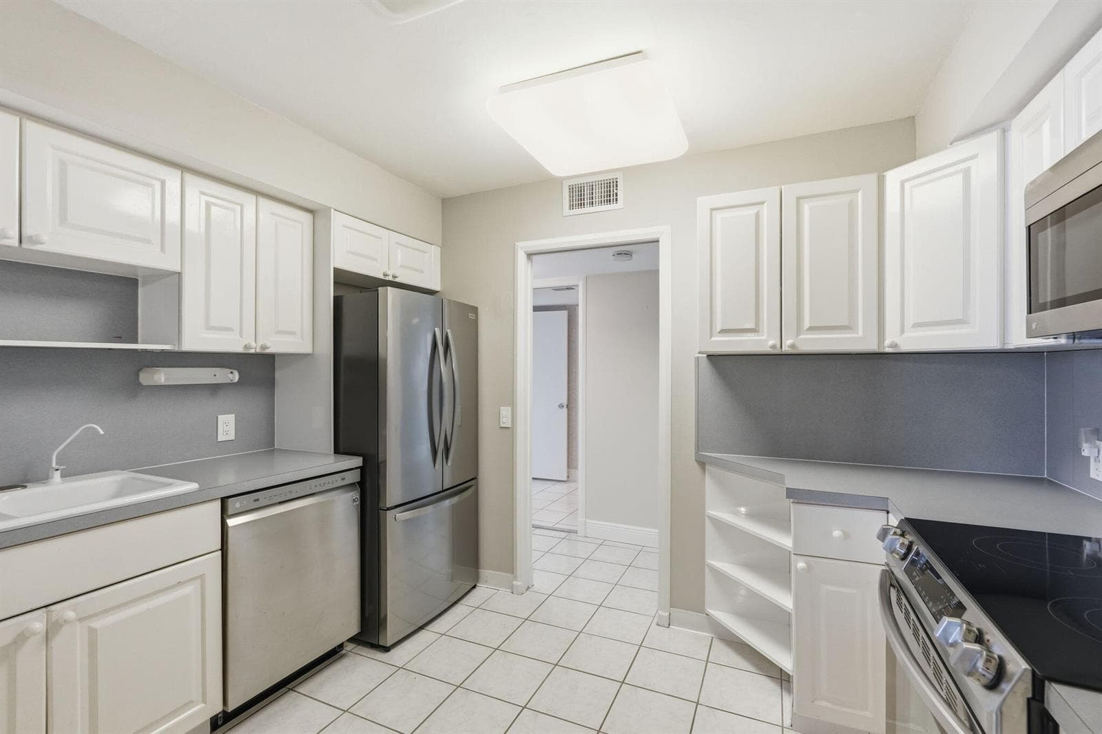 124 Lakeshore Drive 8280 photo 3