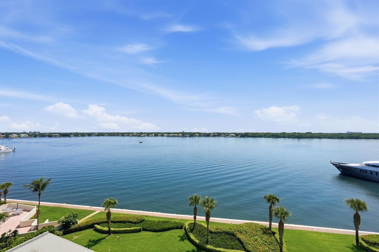 124 Lakeshore Drive 8280 photo 4