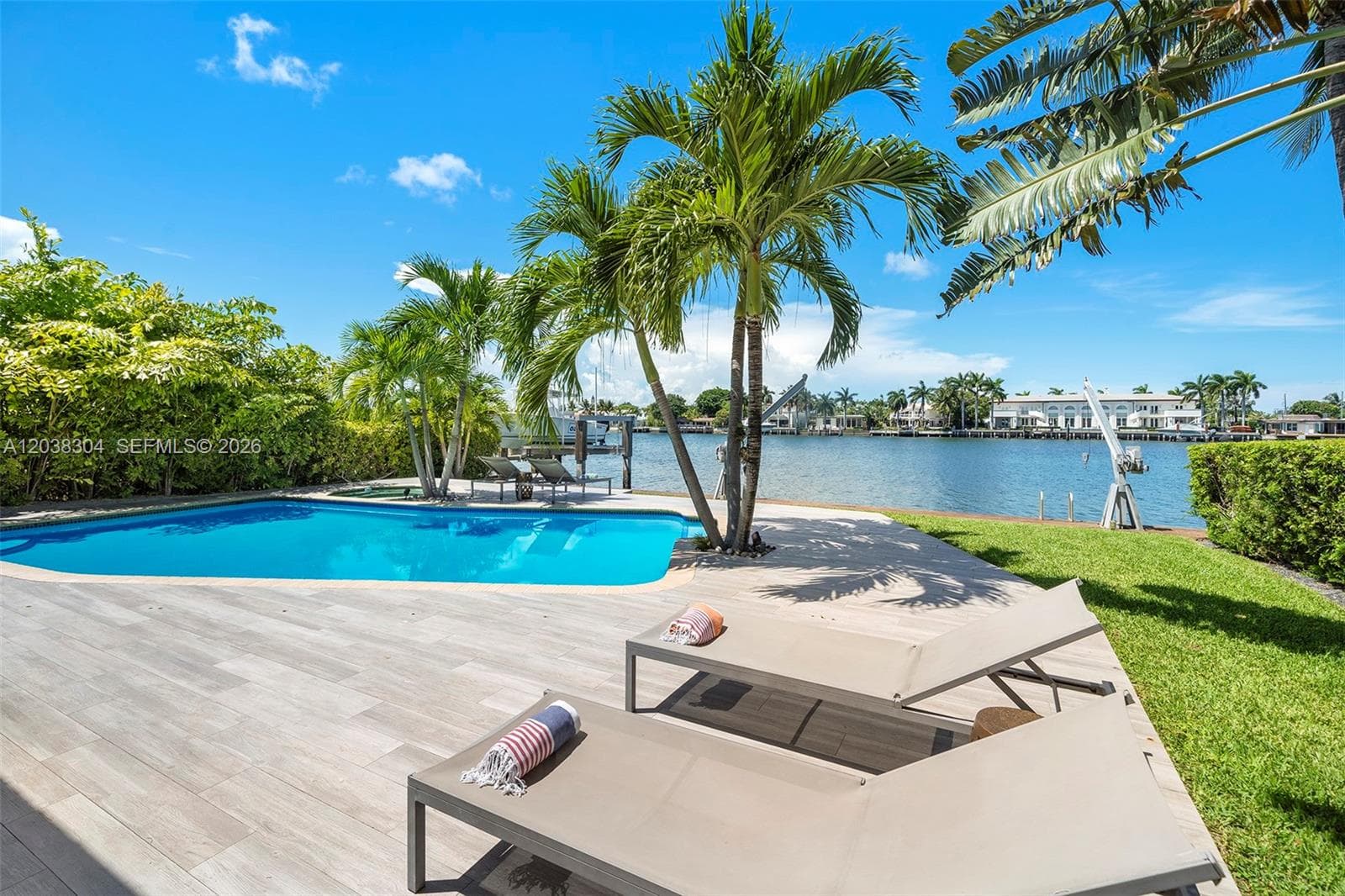 365 N Shore Dr photo 4