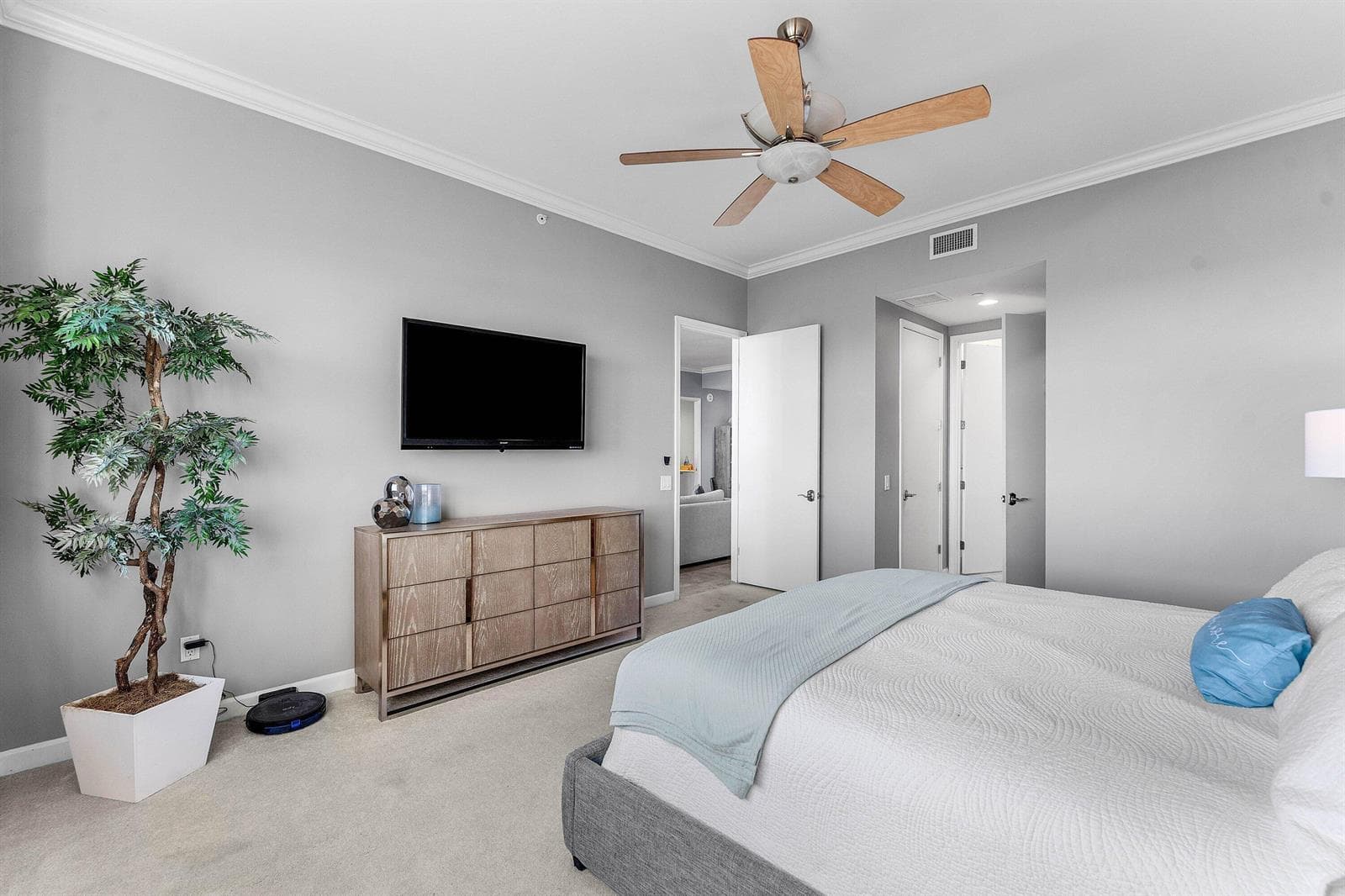 2640 Lake Shore Drive 2215 photo 17