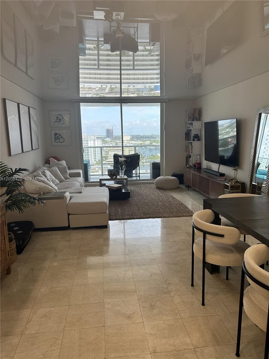 1904 S Ocean Dr 1807 photo 4