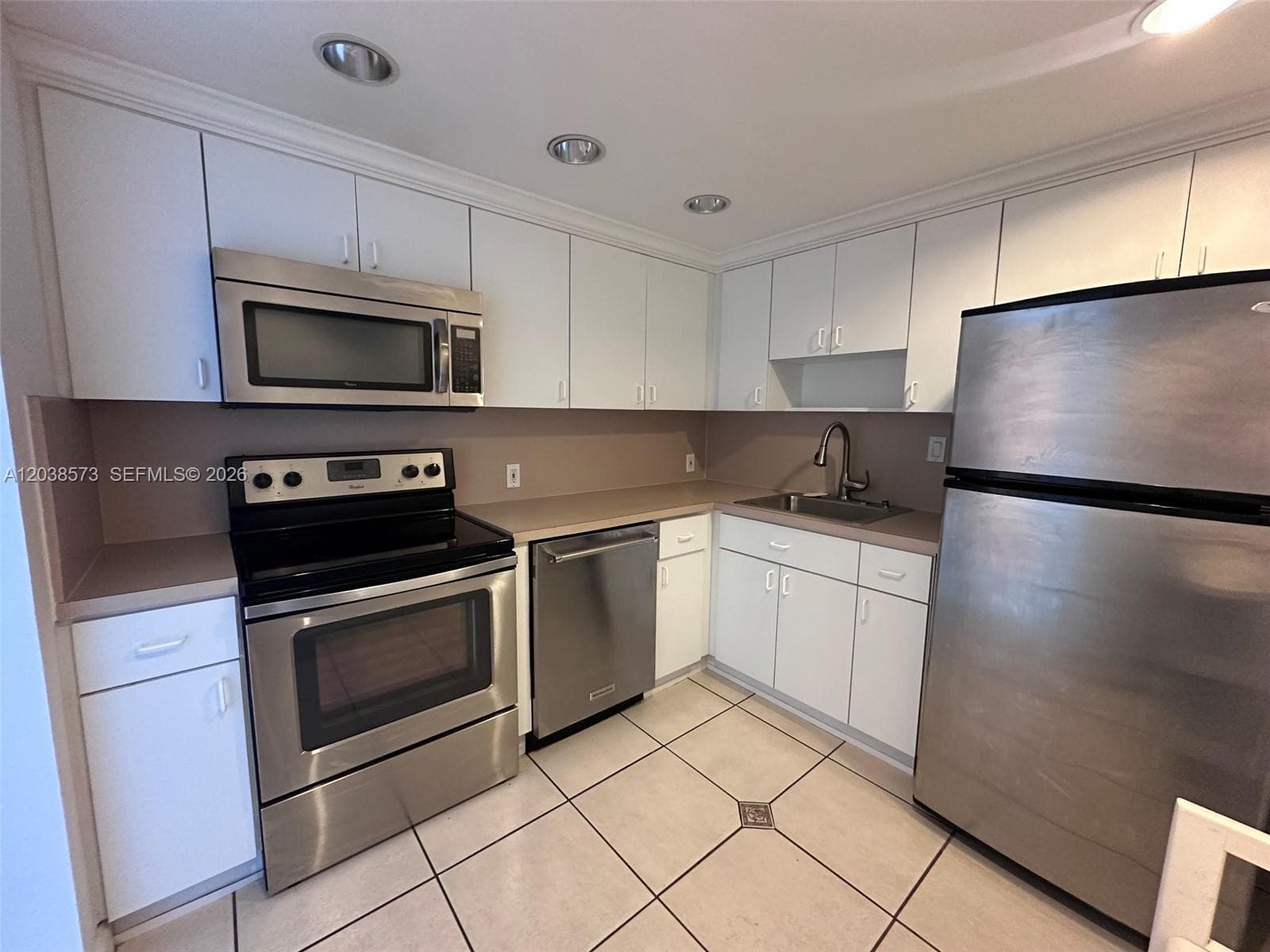 100 Bayview Dr 823 photo 7
