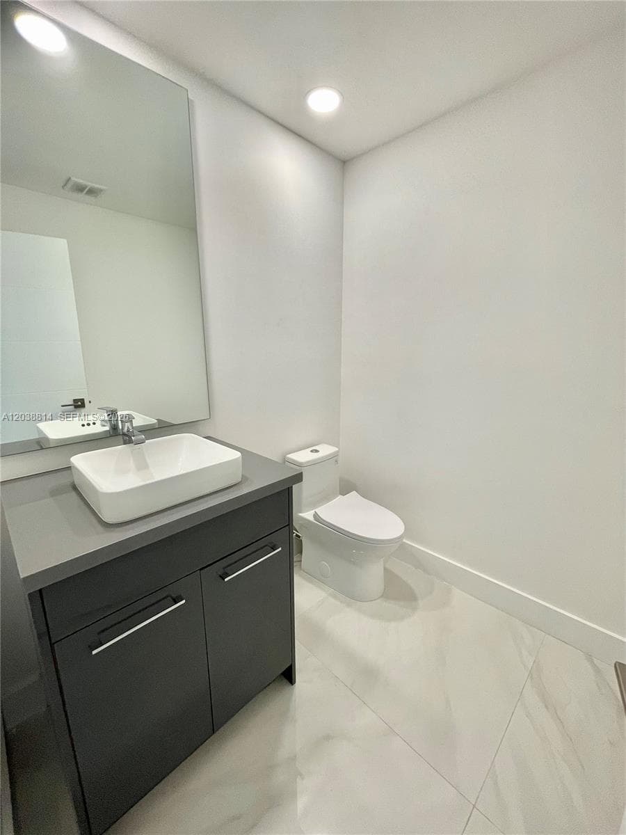 5721 Bayview Dr photo 4