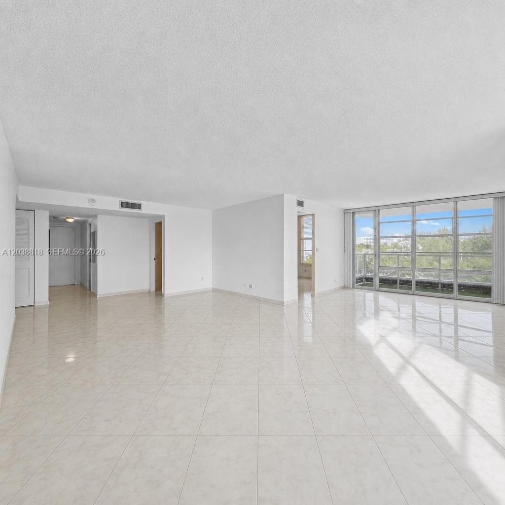 230 174th St 404 photo 2