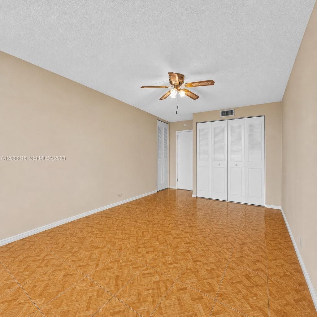 230 174th St 404 photo 4
