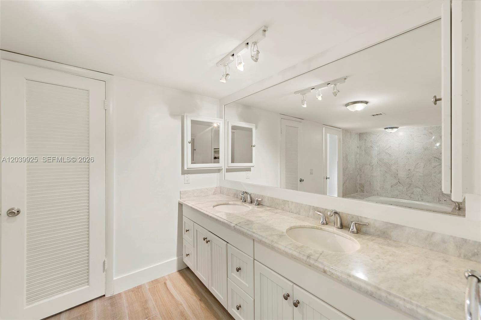 600 Grapetree Dr 7ES photo 16