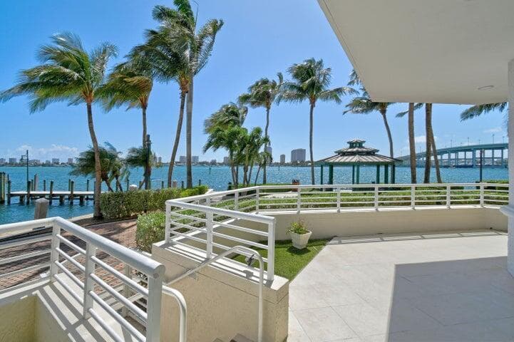 2650 Lake Shore Drive 106 photo 3