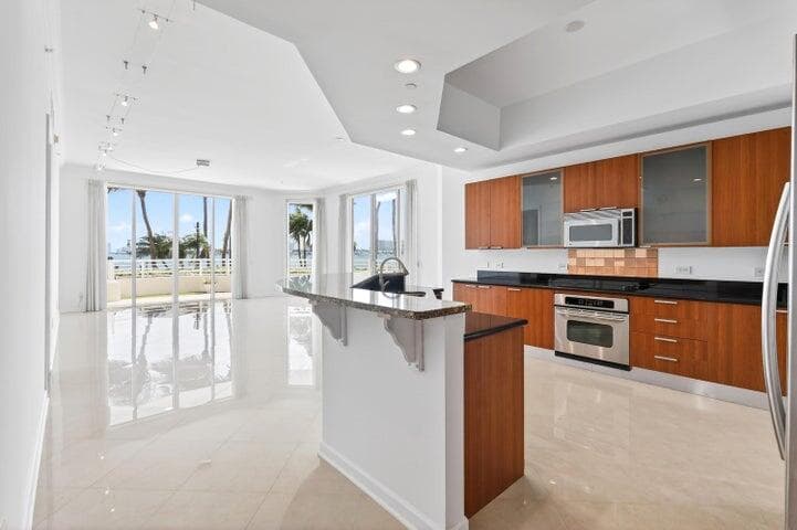 2650 Lake Shore Drive 106 photo 5
