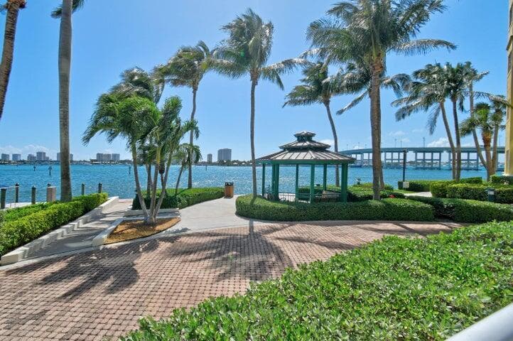 2650 Lake Shore Drive 106 photo 4