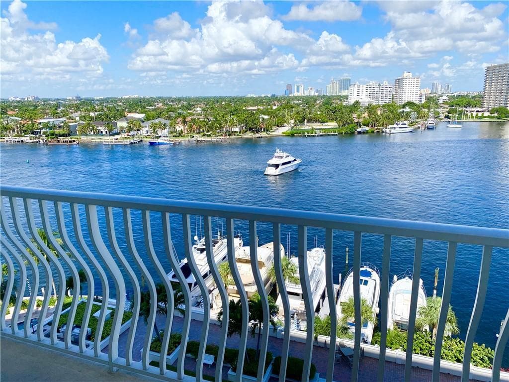 1 Las Olas Circle 905 photo 3