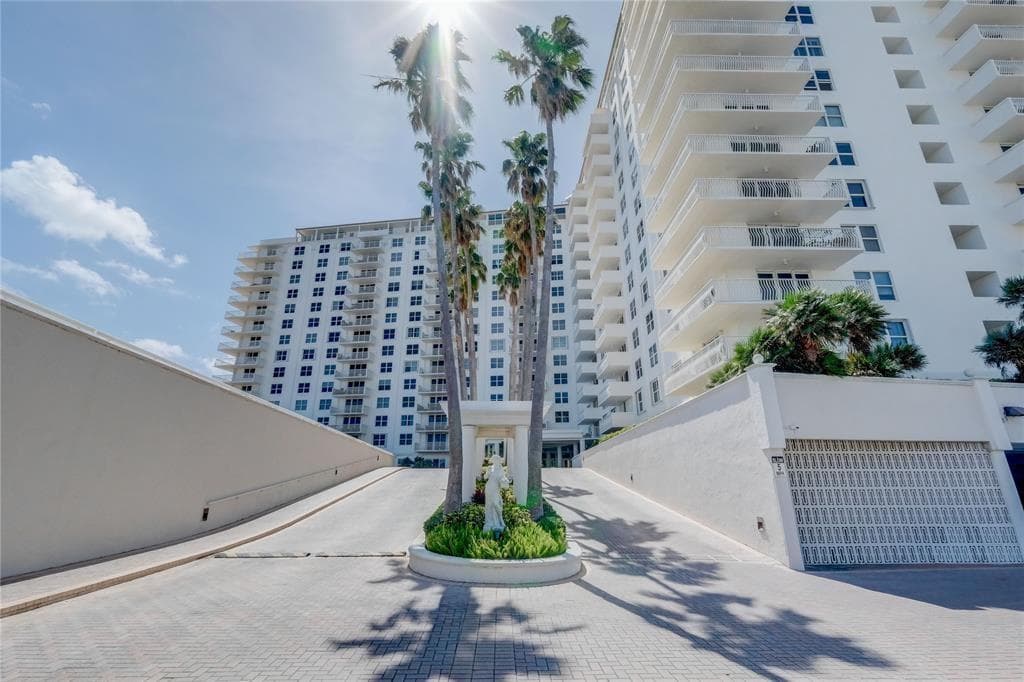 1 Las Olas Circle 905 photo 24
