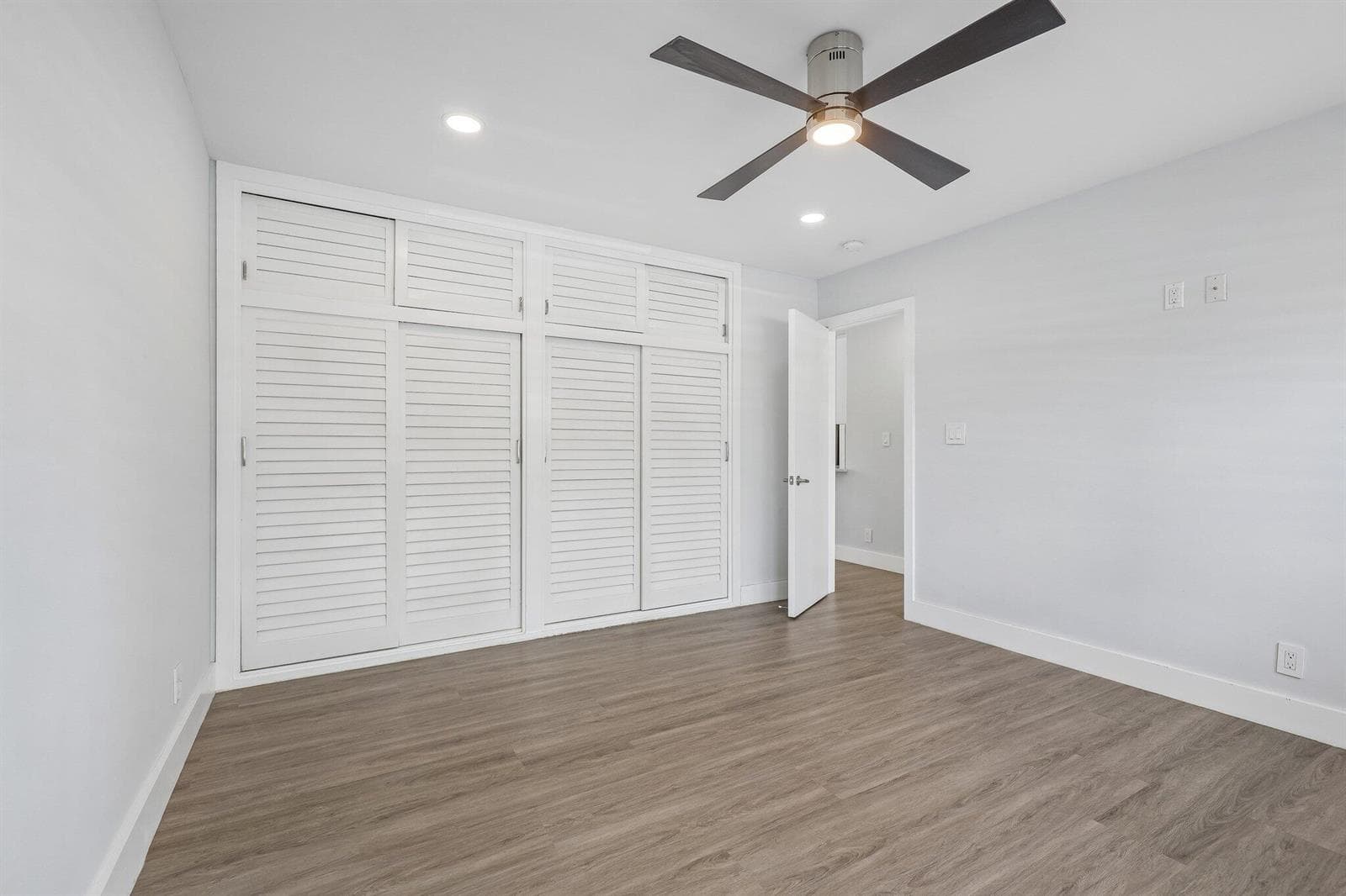 1850 S Ocean Drive 111 photo 21