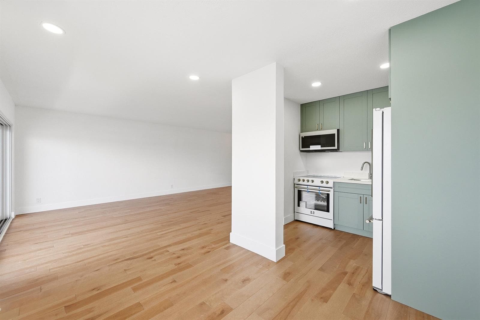 1201 S Riverside Drive 306 photo 13